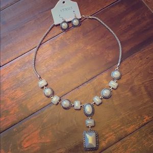 Necklace & earring set